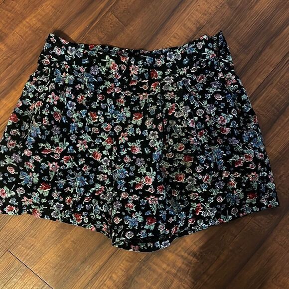 Forever 21 - Size Small - Floral Pattern Shorts - Like NEW Shorts - Picture 1 of 2
